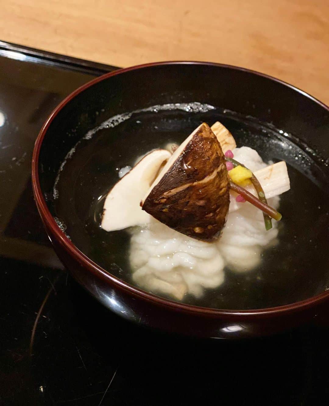 ImotoEtsuyo さんのインスタグラム写真 - (ImotoEtsuyo Instagram)「ミシュランガイド東京  2008-2020 13年連続掲載♩  四季折々、　新鮮な旬の食材を使った　 お料理が頂ける　  @ginzatoyoda  とよださんへ！  ・  前回は夏の終わり頃に伺いました。 今回は目にも鮮やかな美しい 秋のコースを堪能。  ・ ・  食材の美味しさを最大限に 引き出した 繊細なお料理の数々。  松茸と鱧のお碗は お出汁の香り高くとっても美味しかったです。 器も素敵でした。 ・ ・ 大好きなふぐの唐揚げも白子も 頂き、今回も お腹いっぱい大満足♡ ご馳走様でした！  #銀座とよだ #銀座日本料理 #懐石 #東京グルメ #女子会 #ミシュラン #tokyogourmet #gourmet  #銀座ディナー  #ginza  #ginzadinner  #champagne  #銀座和食  #和食  #旬の食材 #秋の味覚  #銀座  #ginzagourmet」10月28日 12時21分 - bisuhada