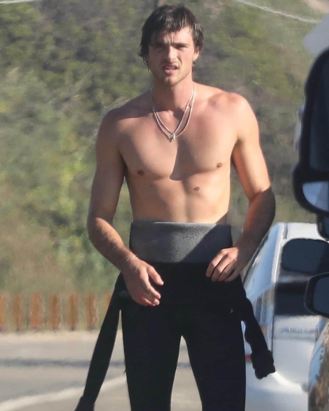 Just Jaredさんのインスタグラム写真 - (Just JaredInstagram)「@jacobelordi bares his abs after a surfing session! #JacobElordi Photos: Backgrid」10月28日 12時24分 - justjared