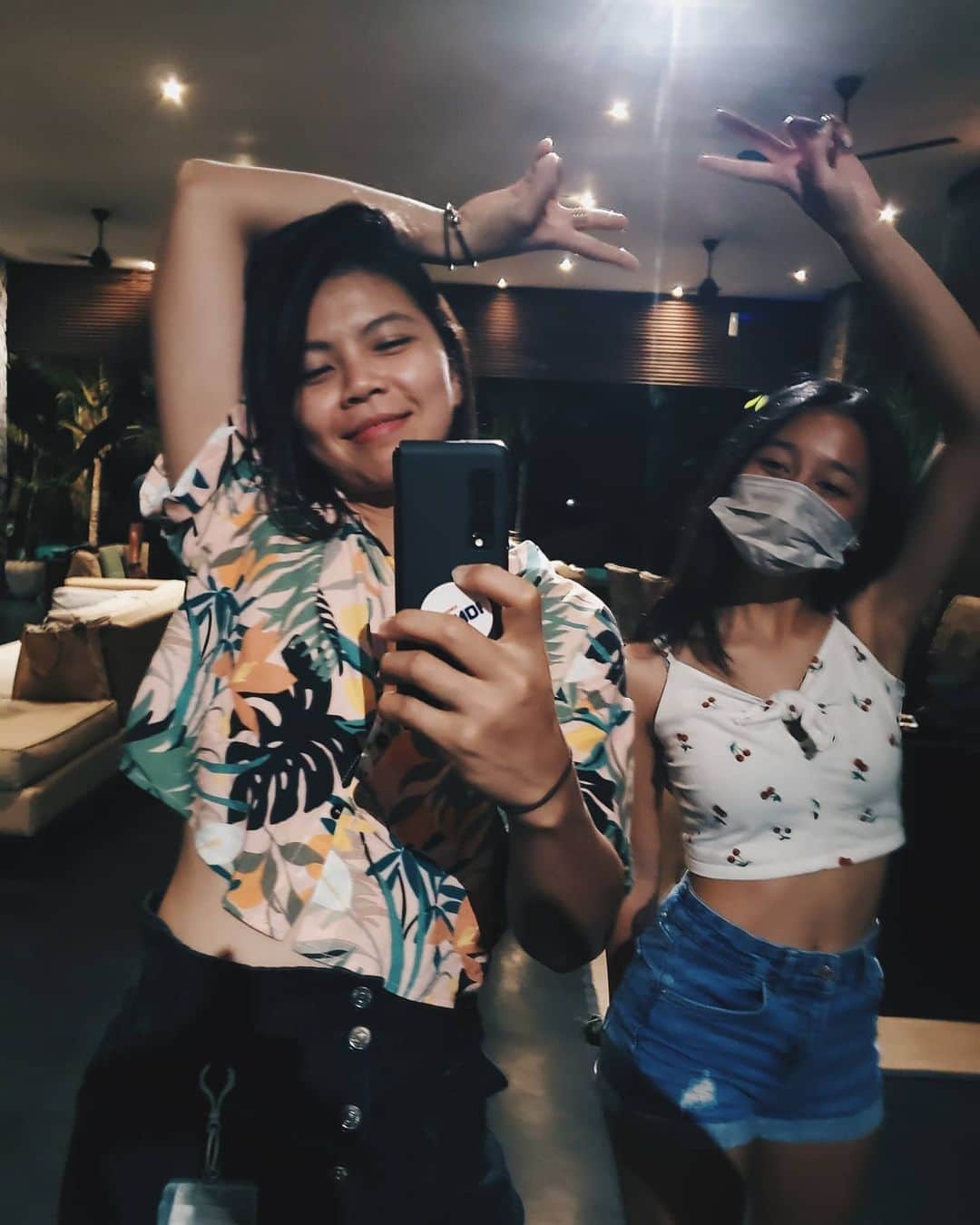 グレイシア・ポリーのインスタグラム：「We care about the quality of people that we spend time with not to the quality of pictures anymore. 😜 #qualitytime」