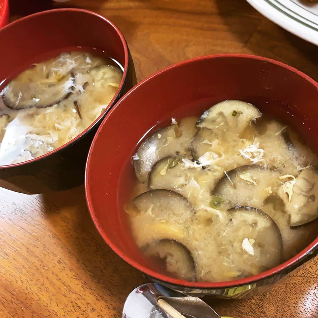 西山茉希さんのインスタグラム写真 - (西山茉希Instagram)「#西山食堂 #平日真ん中  ケセラセラ。  #サラダ #納豆 #炊き立て新潟白米 #ナスとネギタマ汁 #手羽中揚げ #お豆腐ハン◯ーグ  母さん〆にすじこごはん。 😏🤫😏  明日の朝握ってあげよーっと。 ぐないです。」10月28日 23時15分 - maki.nshiyama50