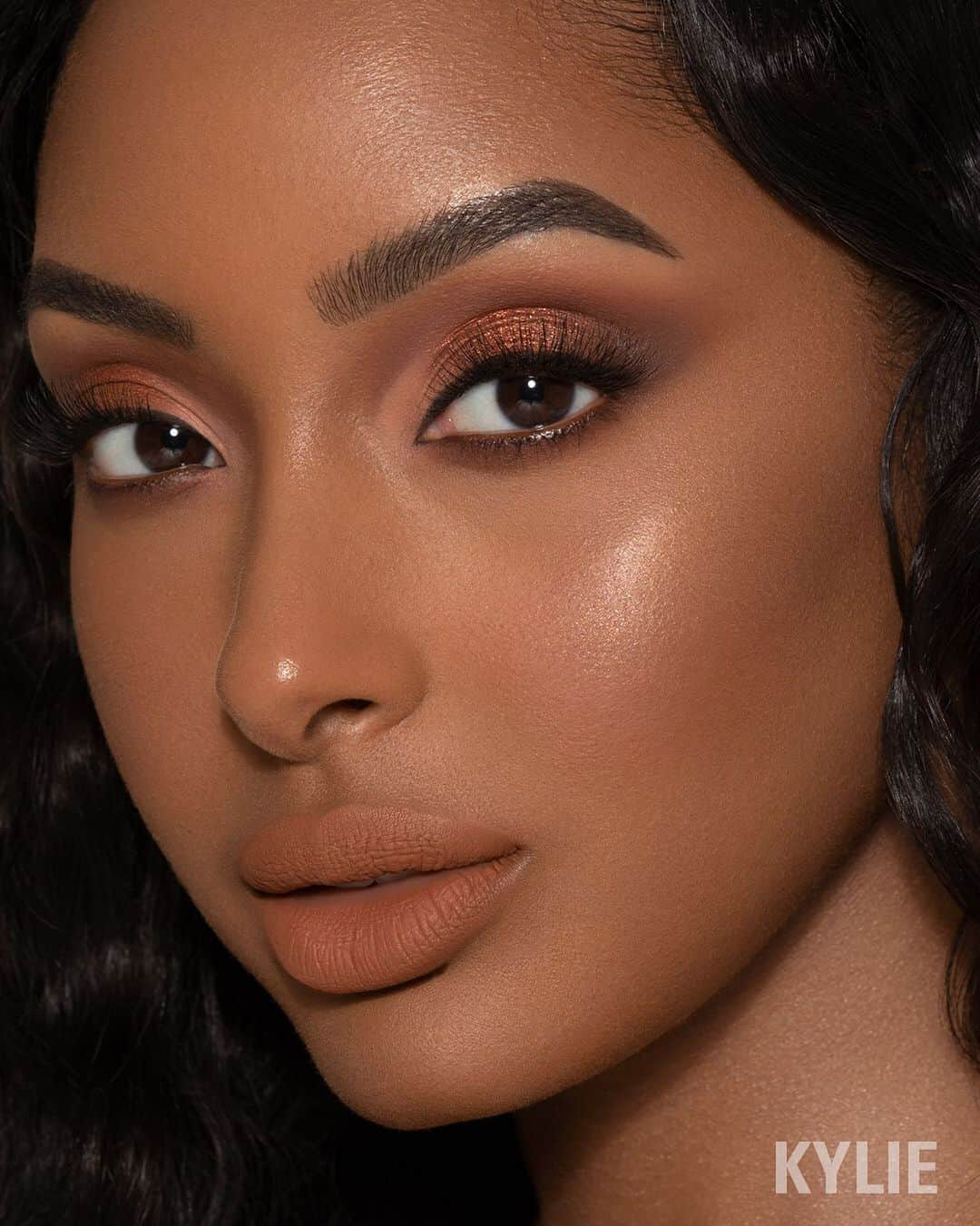 Kylie Cosmeticsさんのインスタグラム写真 - (Kylie CosmeticsInstagram)「this look 😍 how stunning is our new kylighter in hear me roar?! ✨ lips: new can't be tamed lip kit. eyes: new pressed powder palette.」10月28日 23時16分 - kyliecosmetics