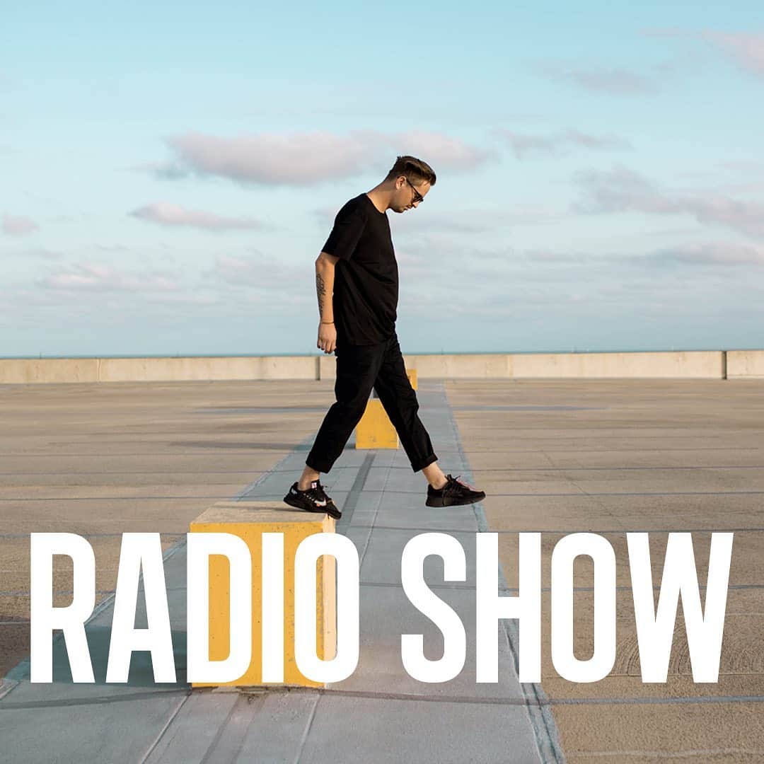 ロビン・シュルツのインスタグラム：「Ready for some fresh tunes? I compiled a little playlist with songs I really like 💙 Check my „Radio Show“ playlist out: Link in Bio」