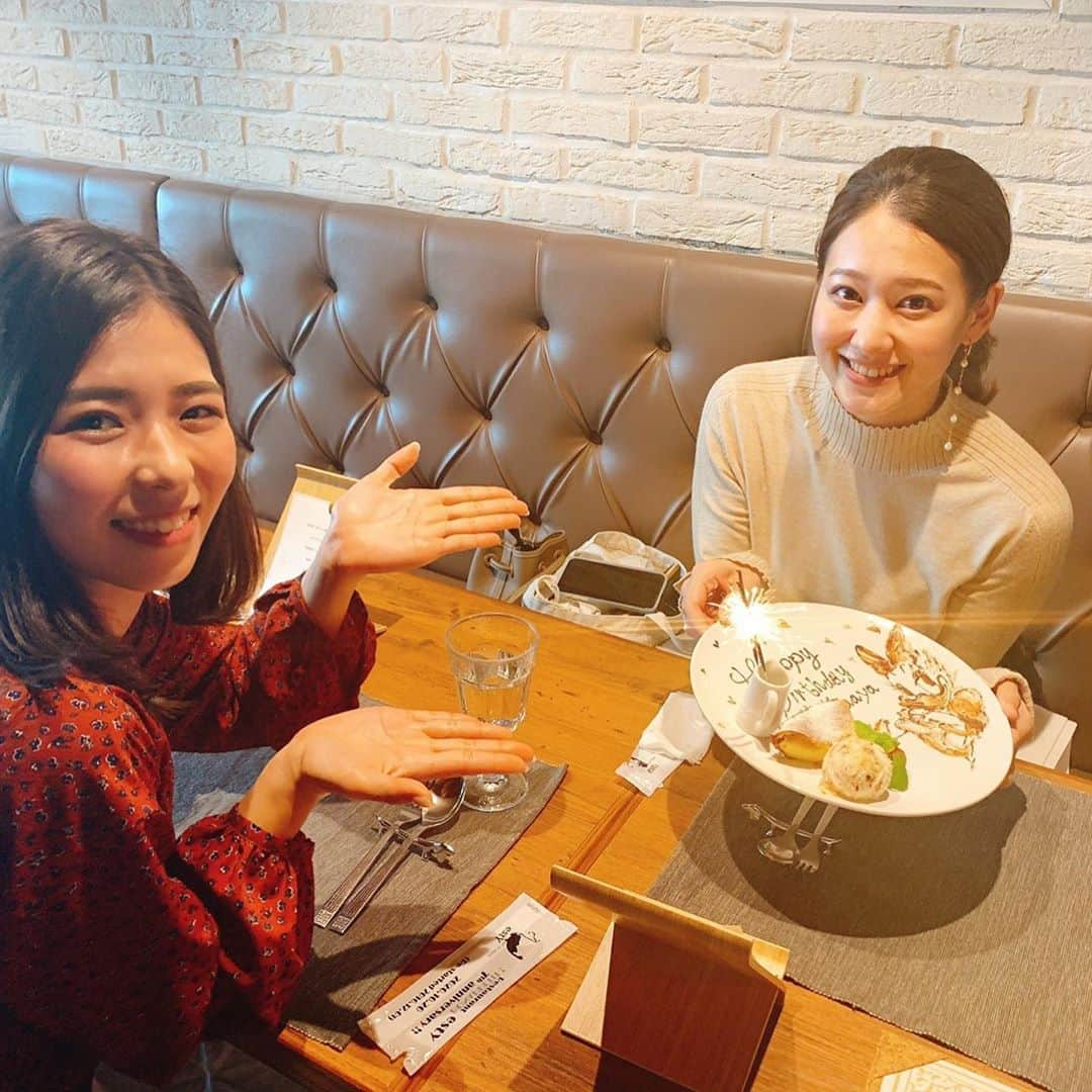 須貝茉彩さんのインスタグラム写真 - (須貝茉彩Instagram)「. レッスンが終わって、 本当は友達とラーメンを食べにいく予定だったんだけど。笑 誕生日だったからってお店予約してくれた🧡 カジュアルで美味しいお店に連れて行ってくれました🥺🍽 千葉県のお野菜に、 豊洲から新鮮なお魚を仕入れてきてくださって ぜーんぶ美味しかったです✨ 入り口のボードには誕生日のメッセージもあって、 一輪のバラが🌹 . . #エストワイ#lunch  #日付入り #たくさんのサプライズありがとう  #まやちぐ」10月28日 21時54分 - maaya.gm