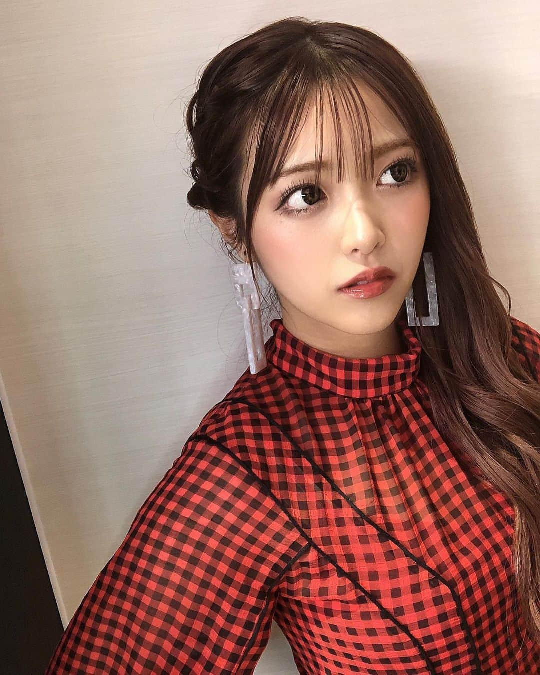 MaRuRi（まるりとりゅうが）さんのインスタグラム写真 - (MaRuRi（まるりとりゅうが）Instagram)「TBS 『PLAYLIST』ありがとうございました🌹🖤 この日は下まつげに5本ほどつけまを付けて 久しぶりにバッチリメイクでした💄❤️ 衣装も真っ赤のワンピースで秋らしく❤️ そしてONE STEPと目覚めを歌わせてもらいましたが いかがでしたか？🧐🤍 これからも一回一回想いを込めて届けていくね😊 見てくれたみんなありがとう！ 次はまるりとりゅうがのへやで生歌聞きにきてね🙉❤️ #最後は背中のまるり　？笑」10月28日 21時50分 - maruridayo