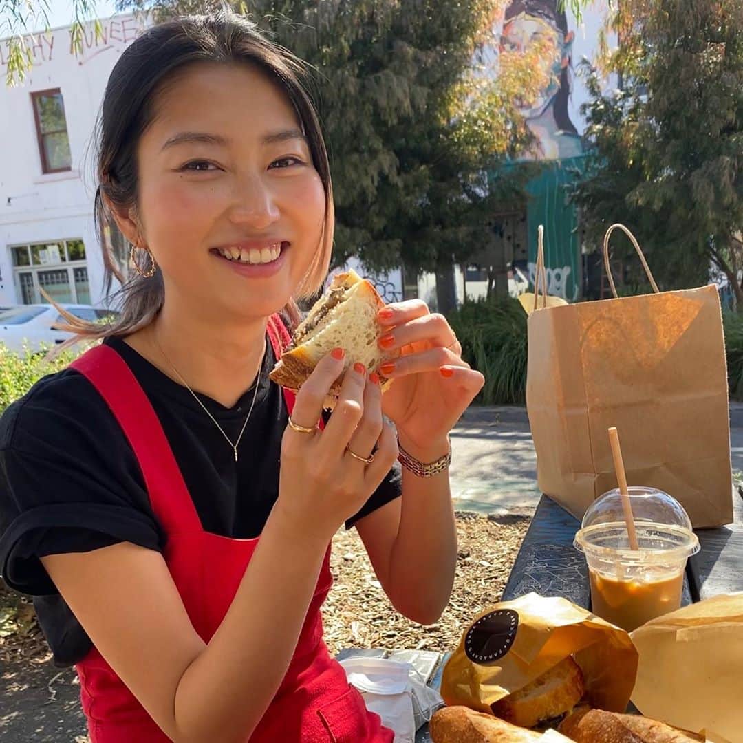 池田沙絵美のインスタグラム：「題してメルボルン春のパン祭り🥖🥪🥐🥰🌸 長かったロックダウンがついに終わりを迎えようとしています。街にも活気が戻ってエネルギーが溢れてます⚡️これから忙しい日々に戻っても、毎日を楽しむ気持ちを持ち続けようと心に誓いました😉🙌🏻 久しぶりにパン投稿もしたので是非😘　@bread_lab2015」