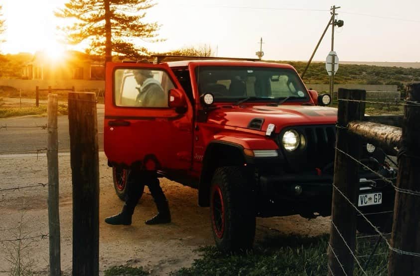 ジョーディ・スミスのインスタグラム：「Love a morning hunt for waves @jeep」