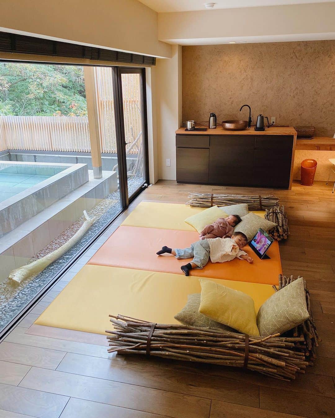 里見茜さんのインスタグラム写真 - (里見茜Instagram)「初めての4人での家族旅行は @tobiraonsen.myojinkan へ♨️  山奥にある大自然に囲まれているお宿⚪️ 源泉掛け流しで、大好きな温泉にゆっくり浸かる。 ここは立ち湯が有名な旅館で、これまた景色が絶景…🍁  家族でのんびり過ごせました。  次は違う季節に、また来たいな◎  #落ち着く空間  #温泉の旅 #源泉掛け流し  #家族旅行」10月28日 21時56分 - satomiakane