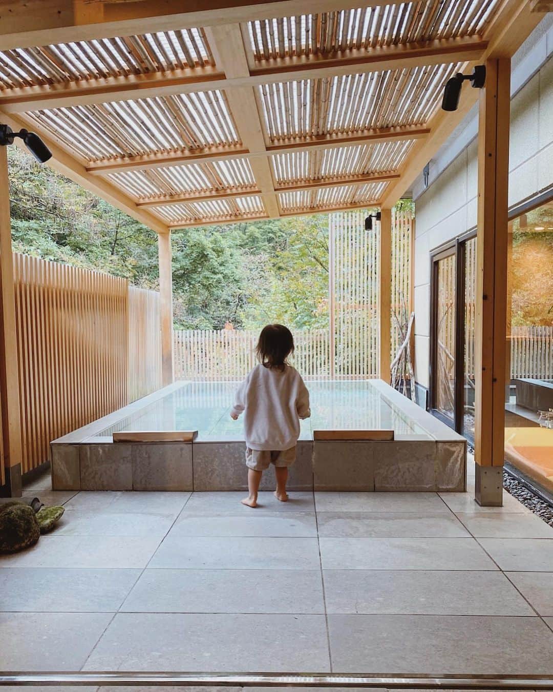 里見茜さんのインスタグラム写真 - (里見茜Instagram)「初めての4人での家族旅行は @tobiraonsen.myojinkan へ♨️  山奥にある大自然に囲まれているお宿⚪️ 源泉掛け流しで、大好きな温泉にゆっくり浸かる。 ここは立ち湯が有名な旅館で、これまた景色が絶景…🍁  家族でのんびり過ごせました。  次は違う季節に、また来たいな◎  #落ち着く空間  #温泉の旅 #源泉掛け流し  #家族旅行」10月28日 21時56分 - satomiakane