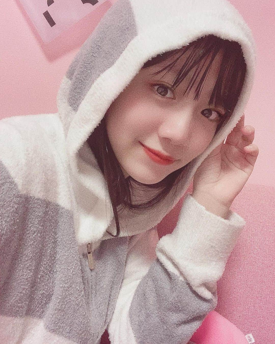 のインスタグラム：「🐏 ・ 段々肌寒い季節になってきて、このパーカーを着るようになりました🥺🤍 ・ もこもこで過ごしやすい🥺 ・ ・ #gelatopique #パーカー #ルームウェア #ジェラピケ #フード #おうち時間」