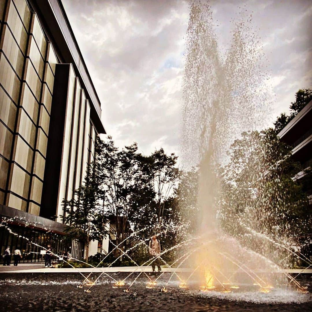 庄野崎謙さんのインスタグラム写真 - (庄野崎謙Instagram)「庄野崎×噴水  噴水の勢いが想像以上で、どこにいる？ってなってる写真📸  見つけれますか？👀w  #噴水 #ダイナミック #写真 #photo #撮影 #photography #art #水 #water #俳優 #役者 #actor #model #japan #庄野崎謙 #どこにいるでしょうか」10月28日 21時57分 - shonozaki_ken