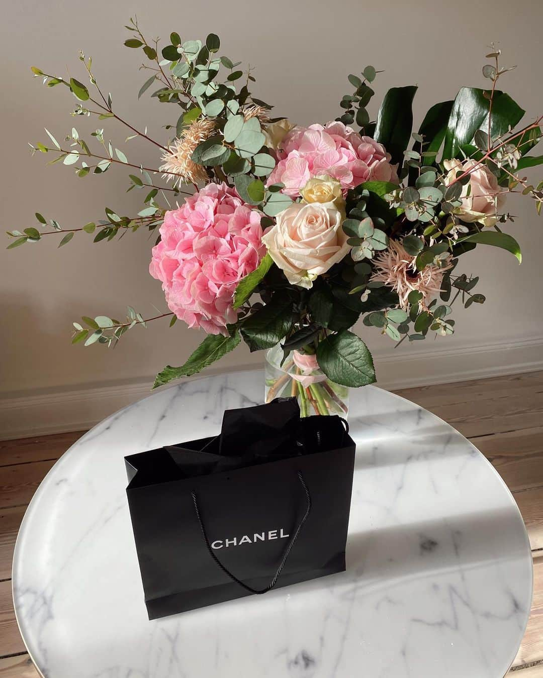 レオニー・ハンネさんのインスタグラム写真 - (レオニー・ハンネInstagram)「@chanel.beauty making our home and my nails pretty 💕 Anzeige/Gift Flowers matching my new Chanel Le Vernis favorites. 💅🏻 #chanel #chanelbeauty」10月28日 21時59分 - leoniehanne