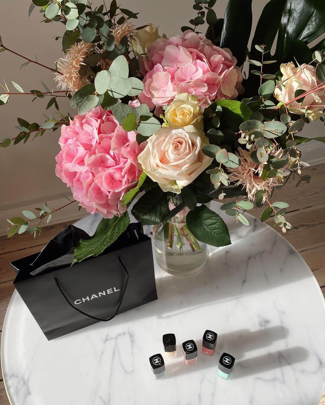 レオニー・ハンネさんのインスタグラム写真 - (レオニー・ハンネInstagram)「@chanel.beauty making our home and my nails pretty 💕 Anzeige/Gift Flowers matching my new Chanel Le Vernis favorites. 💅🏻 #chanel #chanelbeauty」10月28日 21時59分 - leoniehanne