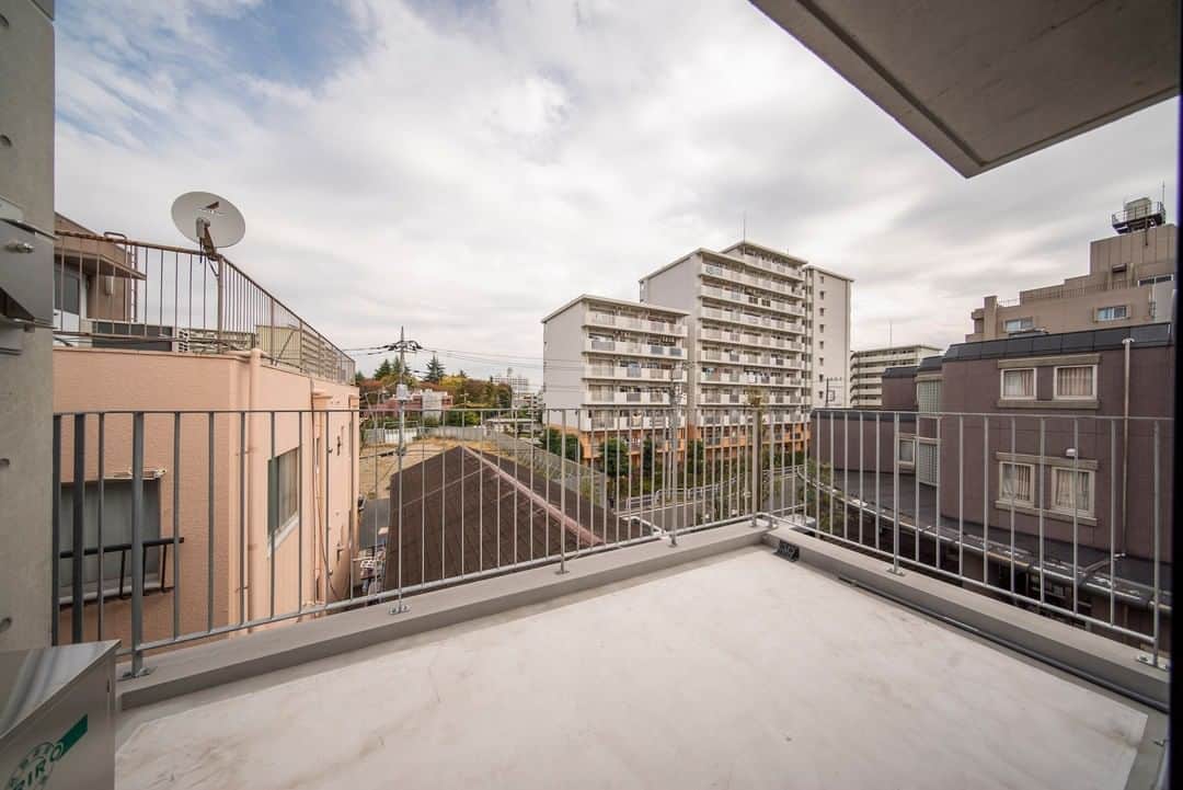 せたがやクラソンのインスタグラム：「『ワンルームのルーフバルコニー 402』﻿ ﻿ ・東急田園都市線三軒茶屋駅 徒歩7分 ・11万円・21.99㎡・1R ___________________________________________________________________﻿  こちらはワンルームのタイプ。 小さなデザイナーズルームと侮るなかれ。 ウォークインクローゼットとルーフバルコニーがあるんです！  私もコートとか長めの服が好きだからこんだけかけるところがあるって めちゃうれしくなるなあ。  そんでもってこのルーフバルコニー。 周囲に同じくらいの建物がないので、他からの目線があまり気になりません！ ここで朝、ヨガとかできますよ！ （やったことないけど！）  ワンルームだけど、バルコニーももはや立派な部屋です！  ▼この物件の詳細、﻿ そのほかのお部屋はプロフィールのリンクから﻿ @setagayakurasson﻿ ___________________________________________________________________﻿ ﻿ 「オンラインでお部屋探し」スタートしました！ ご相談お待ちしております。 ﻿ ﻿https://setagayakurasson.com/online _____________________________________________________________________﻿ ﻿ #せたがやクラソン #せたがやンソン #賃貸 #お部屋探し #オンラインお部屋探し #引っ越し #内見 #部屋 #ワンルーム #ひとり暮らし #ふたり暮らし #好きな街 #暮らしを楽しむ #キッチン #家具 #世田谷 #賃貸インテリア #リノベーション  #コンシェルジュ #世田谷のお部屋探し  #田園都市線 #三軒茶屋  #祐天寺  #暮らしを楽しむ #三茶 #ウォークインクローゼット #新築  #デザイナーズマンション  #ルーフバルコニー  #ヨガ」
