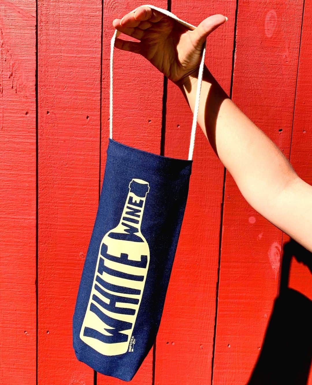 マップトートのインスタグラム：「We're predicting our wine totes are going to very popular this holiday season 😉 Stock up now and give everyone the gift they deserve...cheers!⁠ .⁠ .⁠ .⁠ #HolidayGifts #WineTotes #BestGiftEver」