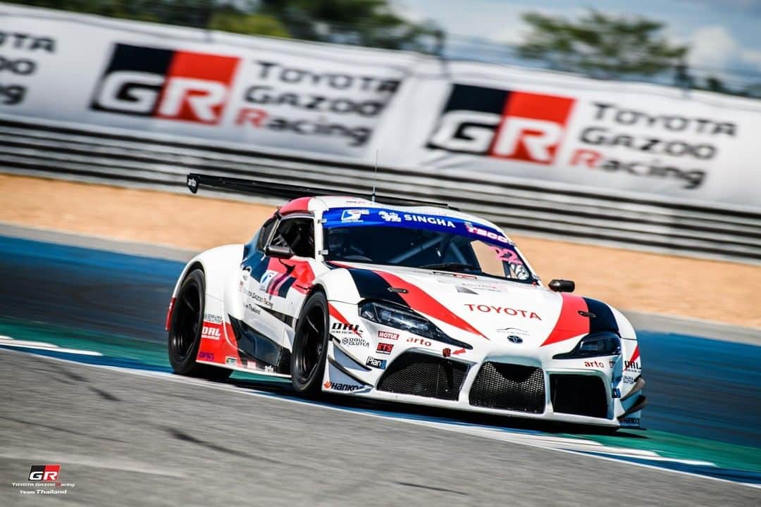 のインスタグラム：「【A90スープラにもMotul】 . 昨年、17年振りに復活したピュアスポーツカー トヨタ スープラ。 . そのスープラの中でよりハイパフォーマンスなモデルがGR SUPRA。 . タイではGR SUPRAが既にレースに参戦しています。 . 様々なベースのレーシングカーが混走するとレースがさらに盛り上がりますよね。 . 写真は Toyota Gazoo Racing Team Thailand からThailand Super Seriesに参戦中のGR SUPRA!!! . MotulにはSUPRAにおすすめのオイルもあります。 . #motul #motuljapan #toyotagazooracingteamthailand #300v #motul300v  #tツーリングカー #toyotasupra #supra #toyotagrsupra #grsupra #90supra #スープラ #90スープラ #トヨタスープラ #b58engine #supragram #オイル交換 #高性能オイル #モータースポーツ好きな人と繋がりたい #車好きな人と繋がりたい #クルマ好きな人と繋がりたい #スープラ好きな人と繋がりたい #モチュール #arto #toyotagazooracing #gazooracing #thailandsuperseries」