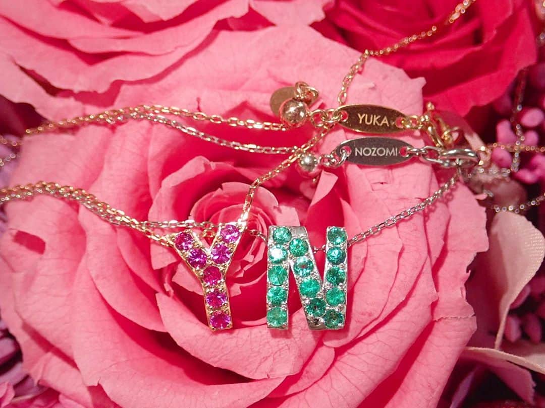 𝐇𝐈𝐍𝐀𝐊𝐎のインスタグラム：「❤️💚❤️💚 イニシャルネックレス 2点のオーダー誠にありがとうございます🙇‍♀️💎✨ ・ プラチナにエメラルドの【N】 k18ピンクゴールドにルビーの【Y】 ・ 本当に美しい仕上がりです✨💓 それぞれ色味を揃えるのに 厳選したうえでまた選別し 石の調達にお時間いただきました🙇‍♀️ ルビーもエメラルドも価値ある貴石✨💓 ・ 宝石は大きく分けて2種類。 貴石と半貴石に分かれます✨ 貴石は4つ ダイヤモンド ルビー エメラルド サファイア それ以外は半貴石です。 ・ 貴石の特徴は硬度が高く 劣化や退色がなく希少性の高い宝石。 重厚感もあり希少性が高い故に高価です💎🥰 また色味も強く出やすいです🥰✨✨ ・ ・ はじめてのおつくりで また貴重なオーダーでした🥰💎 ありがとうございます🙇‍♀️💎✨ ・ ・ ・ #イニシャルネックレス  #プラチナネックレス  #k18ネックレス  #ルビーネックレス  #エメラルドネックレス  #オーダーメイドジュエリー  #刻印入り #一点ものジュエリー  ・ 💎💎💎」