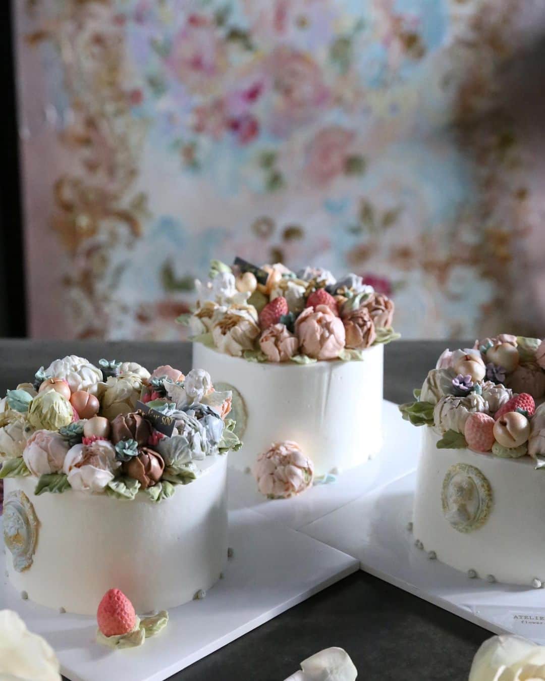 청담 수케이크 (atelier soo)さんのインスタグラム写真 - (청담 수케이크 (atelier soo)Instagram)「ㅡ 그림같이예뻤던주말수업. 너무감사한시간들이었습니다. 서로.모두.최선을다한시간들 ㅡ 케익배경까지완벽했어요. 이제는떠나보낸그림 @bbo.bbo.ra  @grace__roo ㅡ Sooclass Basic 4⚜️ 초코케이크 ㅡ #flower #cake #flowercake #partycake #birthday #bouquet #buttercream #baking #wilton #weddingcake ㅡ www.soocake.com vkscl_energy@naver.com」10月28日 22時05分 - soocake_ully