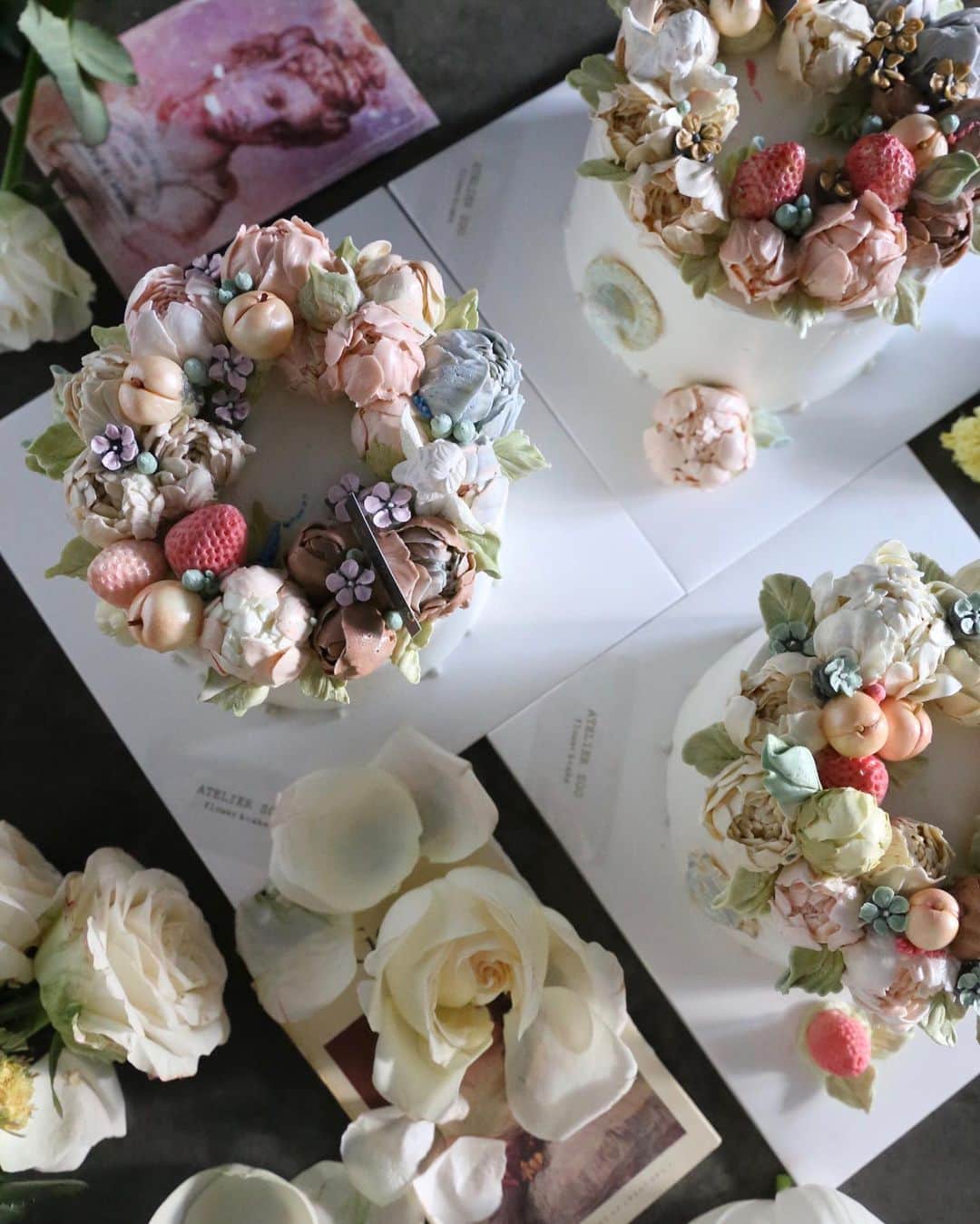 청담 수케이크 (atelier soo)さんのインスタグラム写真 - (청담 수케이크 (atelier soo)Instagram)「ㅡ 그림같이예뻤던주말수업. 너무감사한시간들이었습니다. 서로.모두.최선을다한시간들 ㅡ 케익배경까지완벽했어요. 이제는떠나보낸그림 @bbo.bbo.ra  @grace__roo ㅡ Sooclass Basic 4⚜️ 초코케이크 ㅡ #flower #cake #flowercake #partycake #birthday #bouquet #buttercream #baking #wilton #weddingcake ㅡ www.soocake.com vkscl_energy@naver.com」10月28日 22時05分 - soocake_ully