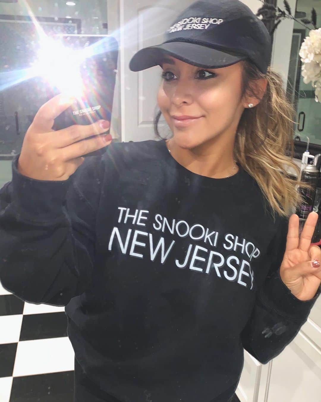 ニコール・ ポリッツィのインスタグラム：「MAWMA 🖤 @thesnookishop」