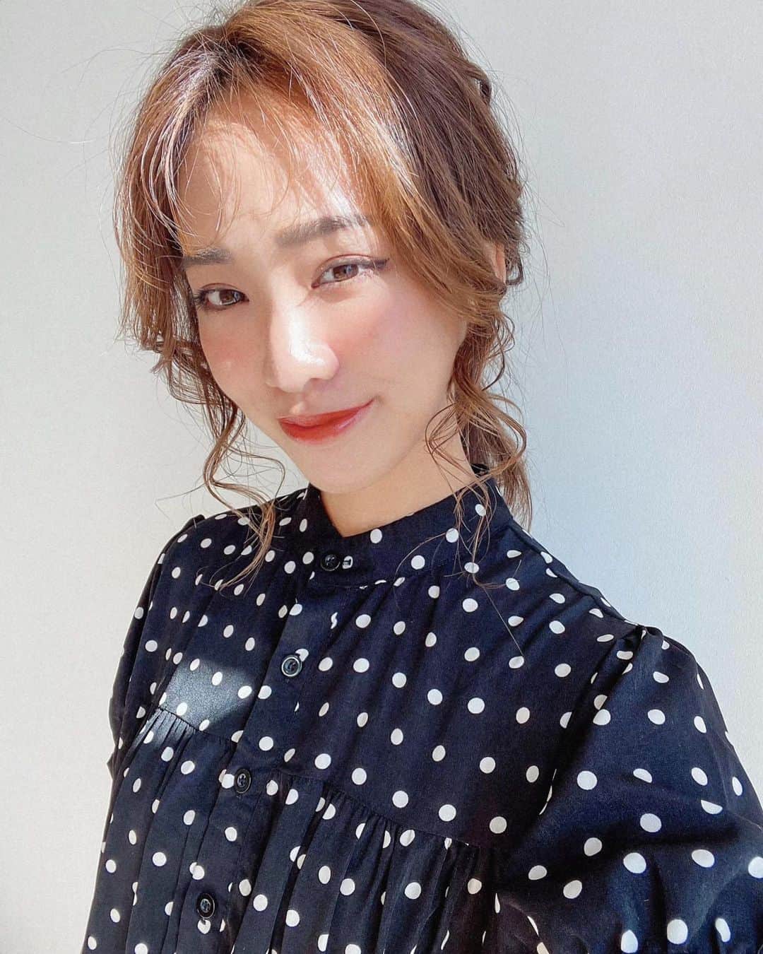 のインスタグラム：「#まりなはんの美活紹介コーナー (下にお得情報アリ🉐！) 心斎橋にある ▶︎ @lumiereparis_shinsaibashi #ルミエパリ さんで とっても贅沢な フェイシャルエステのレポだよ❣️ * * 大丸別館にあるんやけども レセプションに参加させて頂いたときにも 投稿したから見覚えある人もいるかもやけど とにかくサロン内が宮殿🥺💕✨ 普通に回路で写真撮りたくなるくらいw * * 受けたメニューは #炭酸小顔トリートメント 最初にしっかり毛穴のお掃除？ もしてくれてから 炭酸パック💕 シュワシュワ気持ち良くて爆睡でした🤣 * * afterの写真みて？！ どすっぴんだよ？！ しかも宮古島から帰ってきた翌日なのに この保湿力はほんまに神😭✨ ありがとうございますすぎる * * 【ここでお得情報🉐☝🏻】 ルミエパリ心斎橋さんでは 現在フォロー&いいね！ キャンペーンを実施中やよ👍🏻💕 @lumiereparis_shinsaibashi  アカウントをフォローして キャンペーンの投稿にコメントすると抽選で ホームケアキットがもらえる😳‼️ たくさんいいねやコメント シェアで当選率UPという 分かりやすいチャンスもあり😏♥️ 今話題の↓ 炭酸パックホームケアキットと 小顔バンドのセット (6,980円相当の商品だそう🤔) が貰えるよ♡ おうちでサロン級の高濃度炭酸パックできるのは やばい😯😯😯 是非たくさんいいねしてみて！ (10/31までだから急げ〜💨) * * * #ルミエパリ#心斎橋エステ#心斎橋エステルミエパリ#炭酸パック#炭酸ガスパック #和漢ハーブco2パック#PR  * #小顔 #小顔エステ #小顔ベルト #小顔矯正 #Co2セラピー #メソテラピー #ダーマペン #艶肌 #毛穴 #ニキビ跡 #炭酸小顔 #炭酸小顔エステ #炭酸小顔パック #Co2パック  #カーボンセラピー炭酸小顔パック #カーボンセラピー」