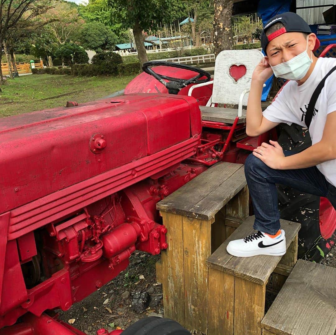 うえたけさんのインスタグラム写真 - (うえたけInstagram)「いきますよ〜「まかいの牧場」サイコー٩( ᐛ )و  まかい！って言うからあえてインパクトのある魔界っていう名前にしてるのかな？と一瞬思うけど、んなぁ訳ないか！と思って調べて馬飼野牧場！でやっぱ怖い方の魔界な訳ないじゃん！って思うよね！ ・・・えっ！？どした！？  #富士宮市 #富士山麓 #朝霧高原 #まかいの牧場 #馬飼野牧場 #癒しスポット」10月28日 22時07分 - numanzu_uetake