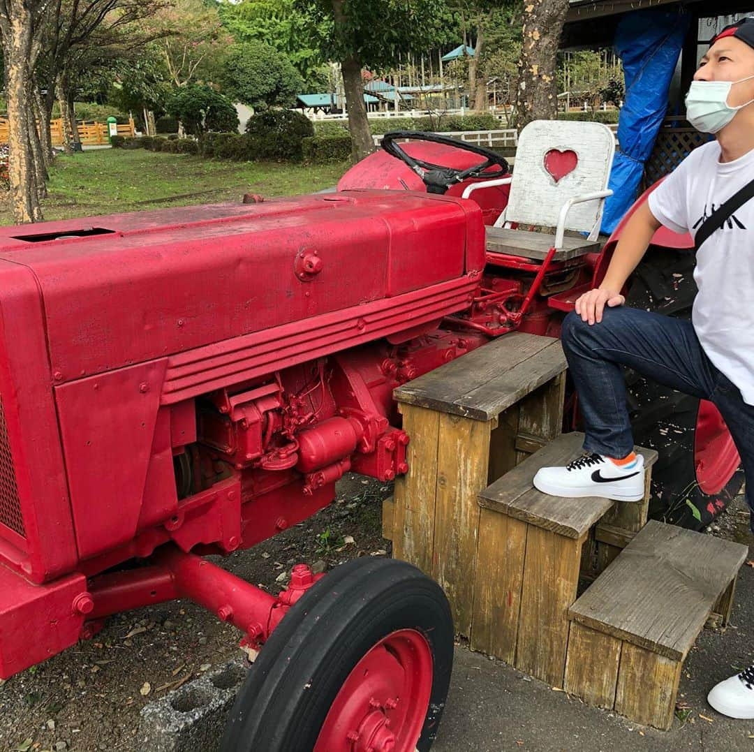 うえたけさんのインスタグラム写真 - (うえたけInstagram)「いきますよ〜「まかいの牧場」サイコー٩( ᐛ )و  まかい！って言うからあえてインパクトのある魔界っていう名前にしてるのかな？と一瞬思うけど、んなぁ訳ないか！と思って調べて馬飼野牧場！でやっぱ怖い方の魔界な訳ないじゃん！って思うよね！ ・・・えっ！？どした！？  #富士宮市 #富士山麓 #朝霧高原 #まかいの牧場 #馬飼野牧場 #癒しスポット」10月28日 22時07分 - numanzu_uetake