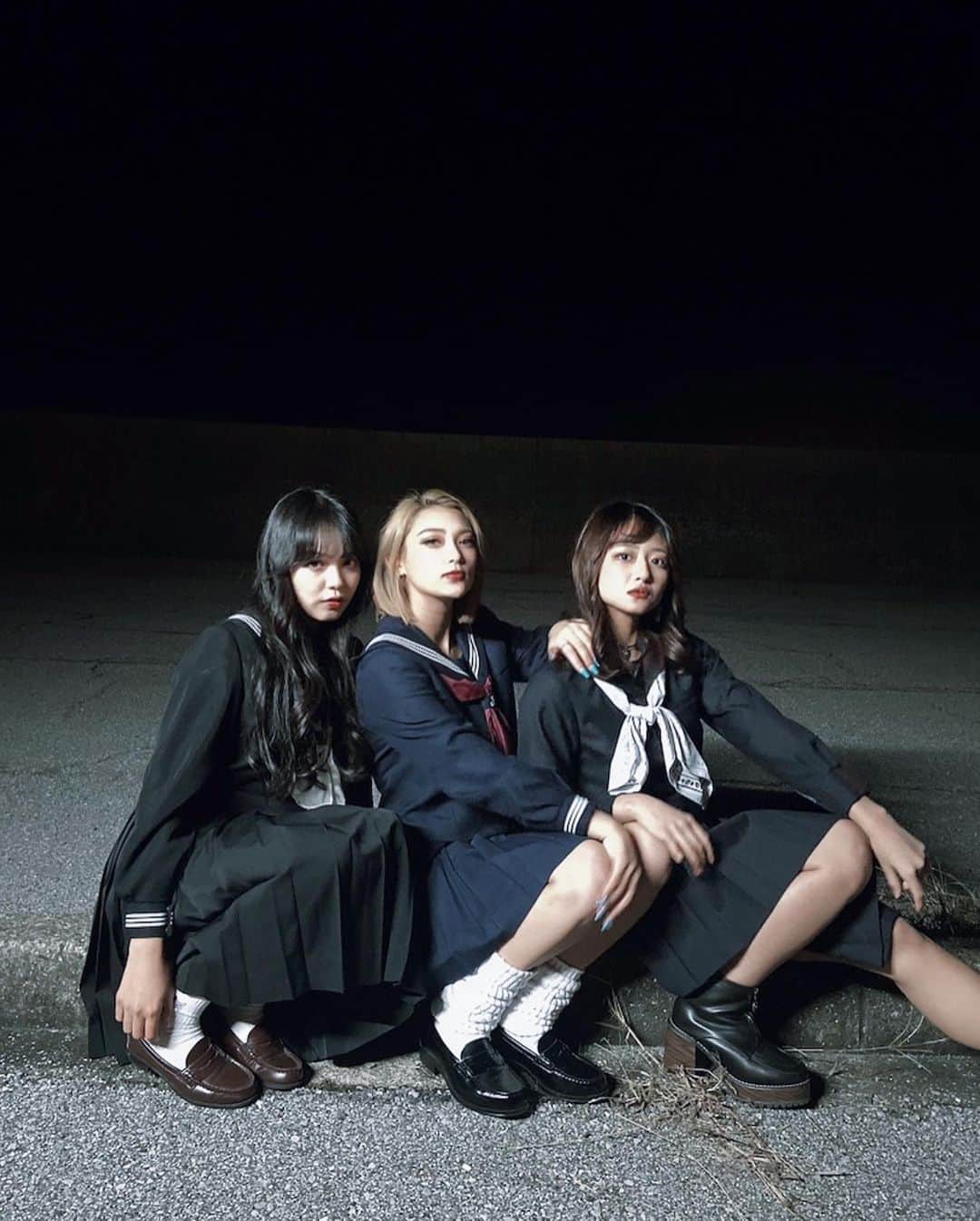 えまぽち(穂波エマ)のインスタグラム：「この日はめっちゃ久々にギャルメイクしたから嬉しかった😂❤︎ 　  #セーラー服#組で撮った#3人とも眠そう #ギャル#単車の虎」