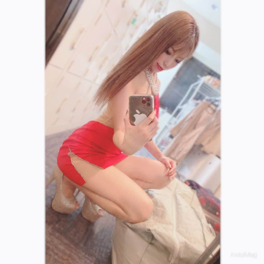 あゆかのインスタグラム：「やっぱこのドレスかわいい😍👗💕 お気に入り！！！ ちなみに横にあるでかいバッグ わたしのロッカーwww 今週もあと少しがんばろー😝  .  #千葉キャバクラ#千葉富士見キャバ嬢#千葉富士見町キャバ嬢#千葉富士見キャバクラ#arドレス#ジュエルズドレス#コロナに負けるな#コロナに負けるな日本#オンラインキャバクラ#ファッション好きな人と繋がりたい#ヘアメイク#お家スタイル#息してる？#followｍe4 #follow4like#followtrain」