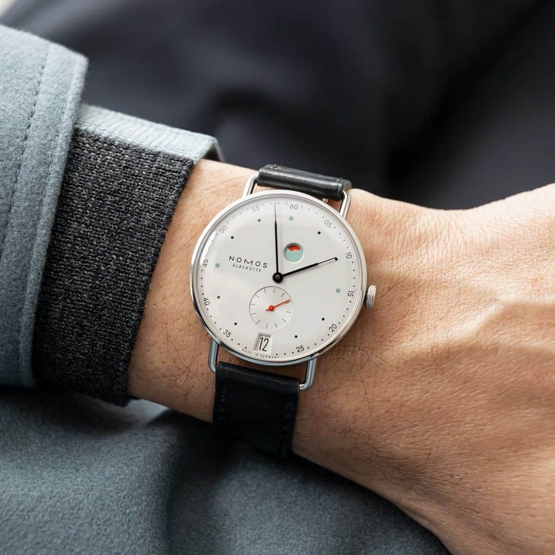 のインスタグラム：「Metro date power reserve, designed by Mark Braun, is young and sophisticated—and looks great on a wide range of wrists. The hand-wound NOMOS caliber DUW 4401 is within, equipped with our proprietary escapement.  #nomos #glashuette #metro #timepiece #wristwatch」