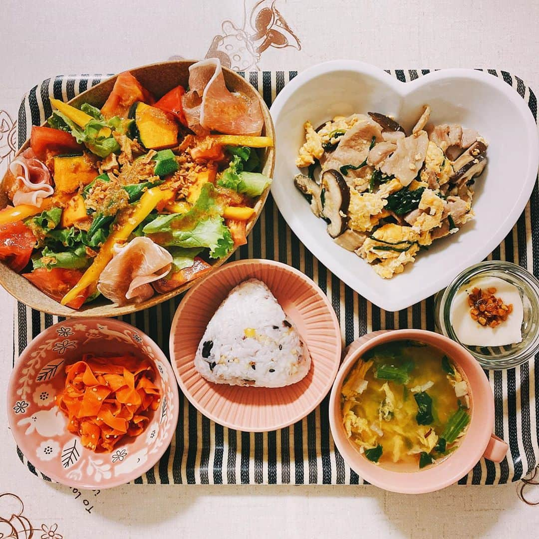 楠見藍子のインスタグラム：「本日の#おうちごはん🍙🍴( ¨̮ )✩ もりもりサラダーしあわせー(*´༥` *)♡ #ママ#ごはん#息子#男の子兄弟#5歳#1歳#OnigiriAction‬ ‪10/1-10/31まで、おにぎりにまつわる写真に #OnigiriAction を付けてSNSまたは特設サイト（onigiri-action.com）に投稿すると、協賛企業が寄付し、TABLE FOR TWOを通じて世界の子どもたちに給食５食が届きます🍙✨‬」