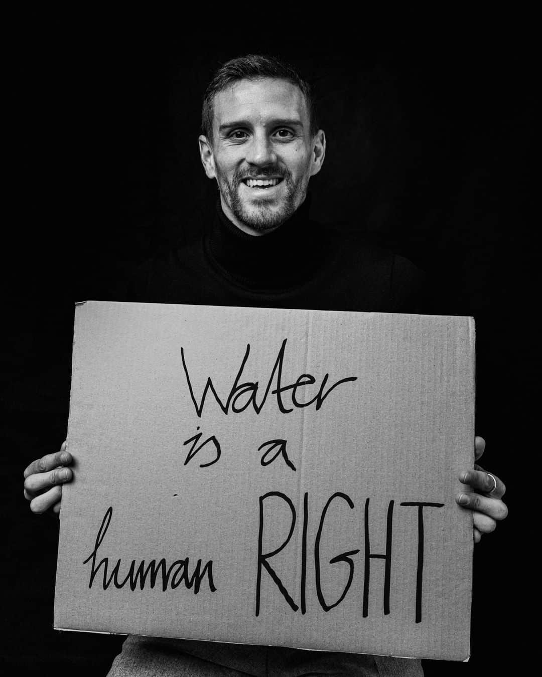 シモン・ツォラーさんのインスタグラム写真 - (シモン・ツォラーInstagram)「Anzeige #waterisahumanright - Es ist Zeit, dieses Menschenrecht Realität werden zu lassen! Dafür unterstützt @vivaconagua 💙Wasserprojekte weltweit. Denn Wasser ist Leben und unterstützt die Gesundheit von Menschen! Das ist aktuell vielleicht wichtiger denn je.  Ich bin mega stolz & happy, Teil der Familie zu sein 🌈  Danke an @robert.winter für die tollen Bilder. Danke an @michafritz ,dass er der geilste der geilsten ist und  DANKE an @vivaconagua für alles was ihr macht & ermöglicht! 💙」10月28日 22時14分 - simonzoller9