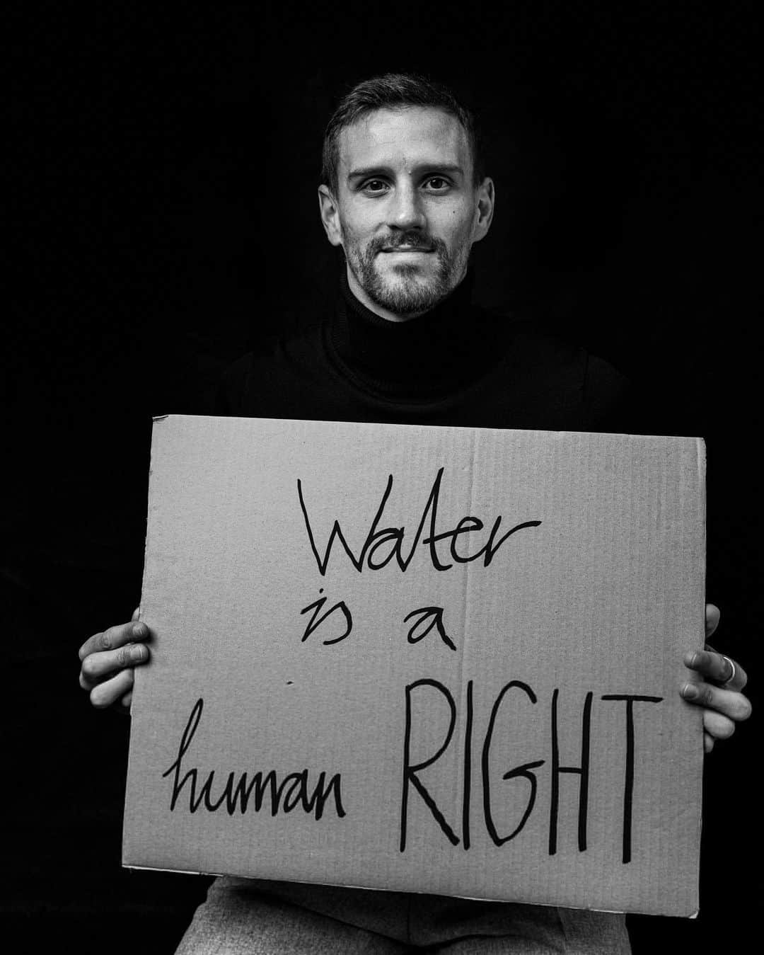 シモン・ツォラーのインスタグラム：「Anzeige #waterisahumanright - Es ist Zeit, dieses Menschenrecht Realität werden zu lassen! Dafür unterstützt @vivaconagua 💙Wasserprojekte weltweit. Denn Wasser ist Leben und unterstützt die Gesundheit von Menschen! Das ist aktuell vielleicht wichtiger denn je.  Ich bin mega stolz & happy, Teil der Familie zu sein 🌈  Danke an @robert.winter für die tollen Bilder. Danke an @michafritz ,dass er der geilste der geilsten ist und  DANKE an @vivaconagua für alles was ihr macht & ermöglicht! 💙」