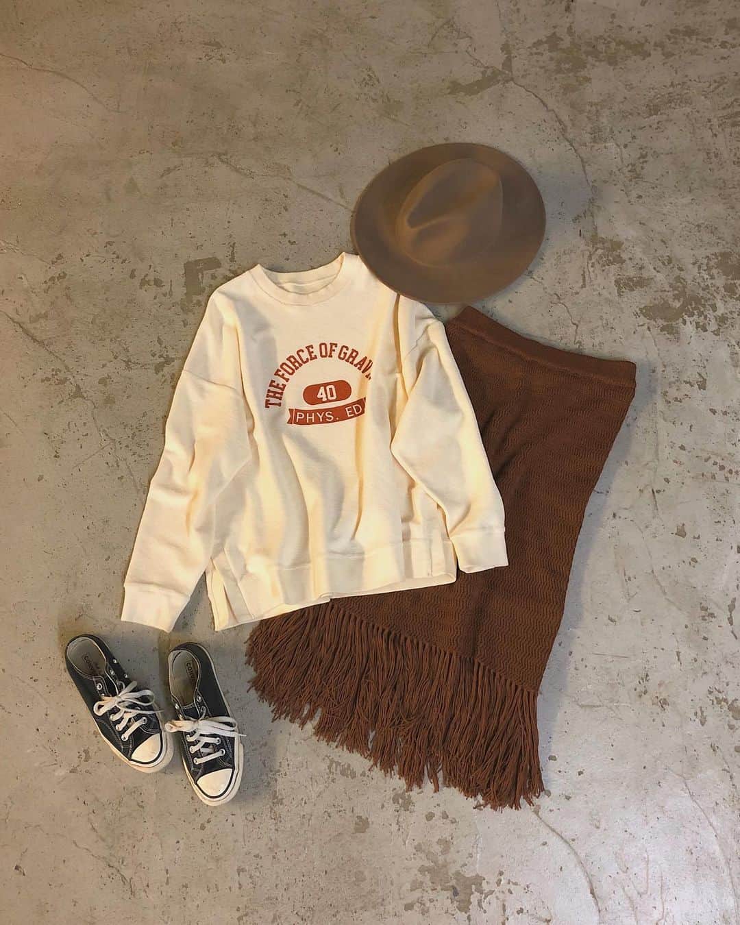 のインスタグラム：「＼＼NEW ARRIVAL／／ ㅤㅤㅤㅤㅤㅤㅤㅤㅤㅤㅤㅤㅤ  #裏使いカレッジスウェット NAT.GRN.MOC ¥3,960(taxin) ㅤㅤㅤㅤ  シンプルになりがちな秋冬のワードローブに 加えたいカレッジ風プリントのスウェット。 裏毛で使われるループ面を表使いしているので 珍しいデザインとなっています。 首元や袖口は同じカラーのリブ素材を 用いており、細部までこだわった１枚。 身幅はゆったりとしているのでボディラインを カバーしつつコンパクトに見えるサイズ感は 洗練された大人のカジュアルスタイルに◎ 様々なMIXコーデを楽しませてくれる マストアイテムです♪  #arholiday #auntierosaholiday #アンティローザホリデー #arh #arh_ootd #fashion #instafashion #coordinate #ootd #outfit #outfitoftheday #instacode #fashonista #fashiongram #holiday_aw2020  #Autumn #Autumncollection  #カレッジスウェット #ロゴスウェット #スウェット　#ロゴトレーナー　#トレーナー」