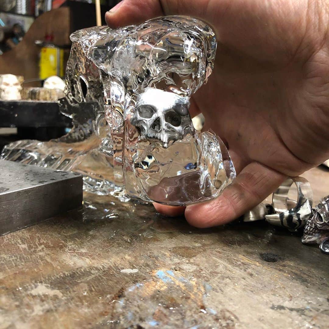 クレイジーピッグさんのインスタグラム写真 - (クレイジーピッグInstagram)「There’s something about this Ossuary XX Skull Ring frozen into this block of ice 🧊 So satisfying! #skull #ring #experiment #frozen #silver #heavymetal #halfjaw #rocknroll #gothic」10月28日 22時29分 - crazypigdesignslondon