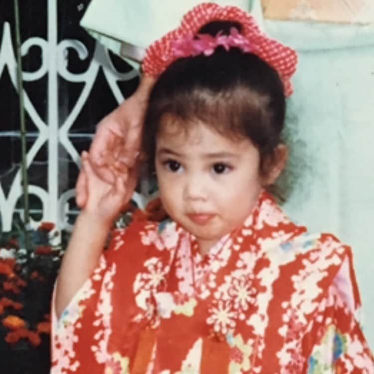 英玲奈のインスタグラム：「仕事で過去の写真が必要で遡っていたら出てきた写真。 多分３歳の私。 頭チリチリw」