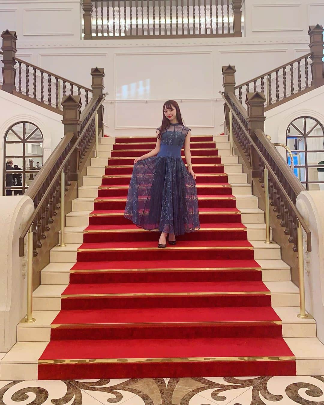 梨乃のインスタグラム：「﻿ 一人だけど、どうしてもホテルの大階段で写真が撮りたくて、ホテルのスタッフの方にお願いして撮っていただきました🙈💋💋笑﻿ ﻿ ﻿ ﻿ 「夢のつづきを、ここで。」のコンセプト通り、素晴らしい舞台の観劇後に余韻に浸ることができました🙏﻿ ﻿ ﻿ ﻿ 着ているワンピースはSNIDELです🦋﻿ ﻿ ﻿ ﻿ 新木優子さんがお衣装で着ていて、一目惚れしたの👗❤️ ﻿ ﻿ ﻿ #宝塚ホテル #宝塚 #一人旅 #観劇コーデ #snidel #スカイステージ #ピガール狂騒曲 #月組 #大階段 #メンタル最強 #しっかりポージング」