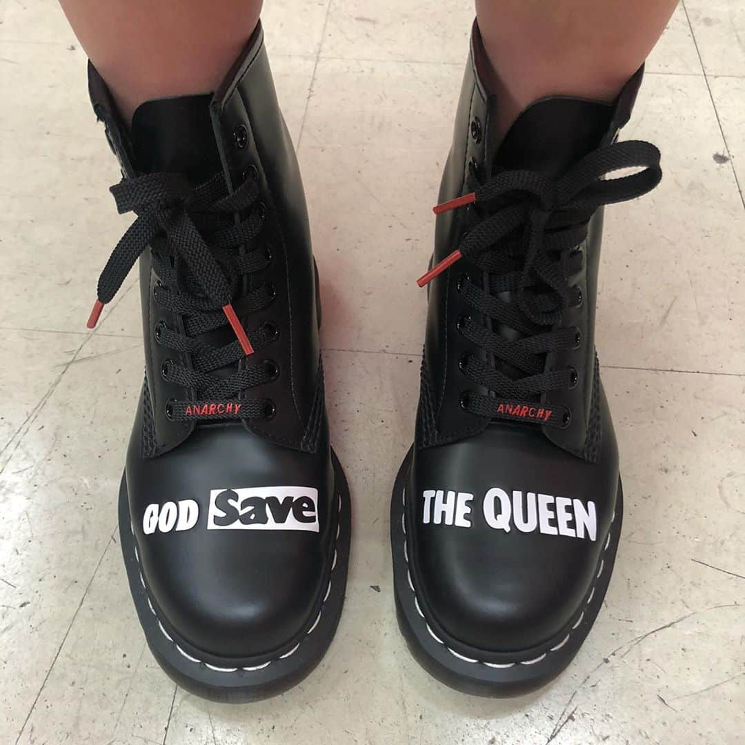 EON（梶野恵園）さんのインスタグラム写真 - (EON（梶野恵園）Instagram)「﻿ ﻿ ﻿ ﻿ ぎゃんかわすぎるううう  #drmartens #drmartensstyle  #ドクターマーチン #ドクターマーチンスタイル #セックスピストルズ」10月28日 22時22分 - ssfweon