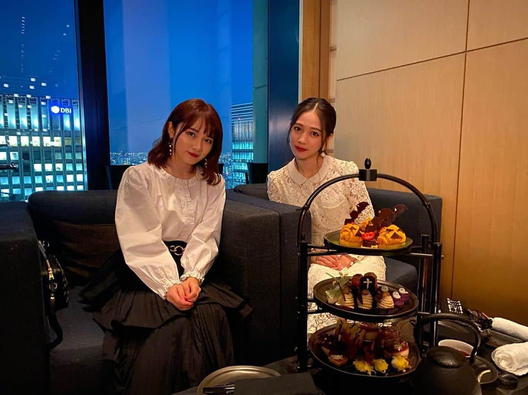 森戸知沙希さんのインスタグラム写真 - (森戸知沙希Instagram)「ハロウィンアフタヌーンティー🎃👻 　　　　　 　　　　　    先日、谷本安美ちゃんとハロウィンアフタヌーンティーへ行ってきました🧟‍♀️ 　　　　　　 　　　　　　　 見た目もハロウィン仕様ですっごく可愛いし、美味しいし雰囲気が良すぎて最高でした◎ 　　　　　　 　　　　　　　  　　　　　　　　　 　　　　　　　　  #morningmusume20#helloproject #モーニング娘20 #つばきファクトリー#森戸知沙希 #谷本安美 #アイドル #アフタヌーンティー #ハロウィン #アマン東京 #アマン東京アフタヌーンティー #動画 #撮り方下手 #画質は良い #笑笑」10月28日 22時26分 - chisaki__morito.official