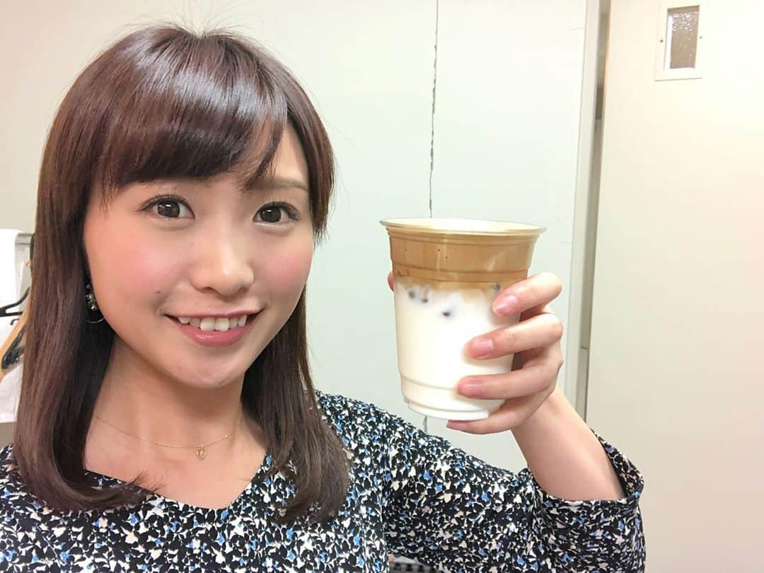 南條早紀さんのインスタグラム写真 - (南條早紀Instagram)「ダルゴナコーヒー💓 . 土曜日のフルサタ！と 本日のライブBBT、ご覧いただき ありがとうございました😊 . . 韓国特集でご紹介した コーヒーとミルクのコントラストが 美しいダルゴナコーヒー☕️💓 . . 12月中旬に地元・小矢部市で カフェをオープンする予定の 松本さん（@fractal_cafe_kyon ）に 作っていただきました✨ . . ぐびっと勢いよく口に含んで、 甘味と苦味が絶妙なふわふわコーヒーと ミルクを口のなかで一体化させて飲む 新感覚のコーヒー！ 絶妙なバランスが最高においしい1杯でした☺️ . . 新メニューも開発されてるとのことで cafeオープンが楽しみです！✨ . . みなさんも新感覚なコーヒー 是非お試しください〜♬ . . ごちそうさまでした！！ . . . #富山県 #富山 #小矢部市 #toyama #toyamaprefecture #oyabe #ダルゴナコーヒー #タルゴナコーヒー  #ダルゴナ #タルゴナ #コーヒー #カフェ #カフェスタグラム  #風呂上りの一杯 #みたいな写真  #腰に手を当てて #ぐびっと #🥛 #違います #新感覚 #美味しい #ドリンク #ごちそうさまでした #☕️ #富山テレビ #BBT #フルサタ #アナウンサー #南條早紀 #なんじょうのにちじょう」10月28日 22時37分 - nanjo_saki