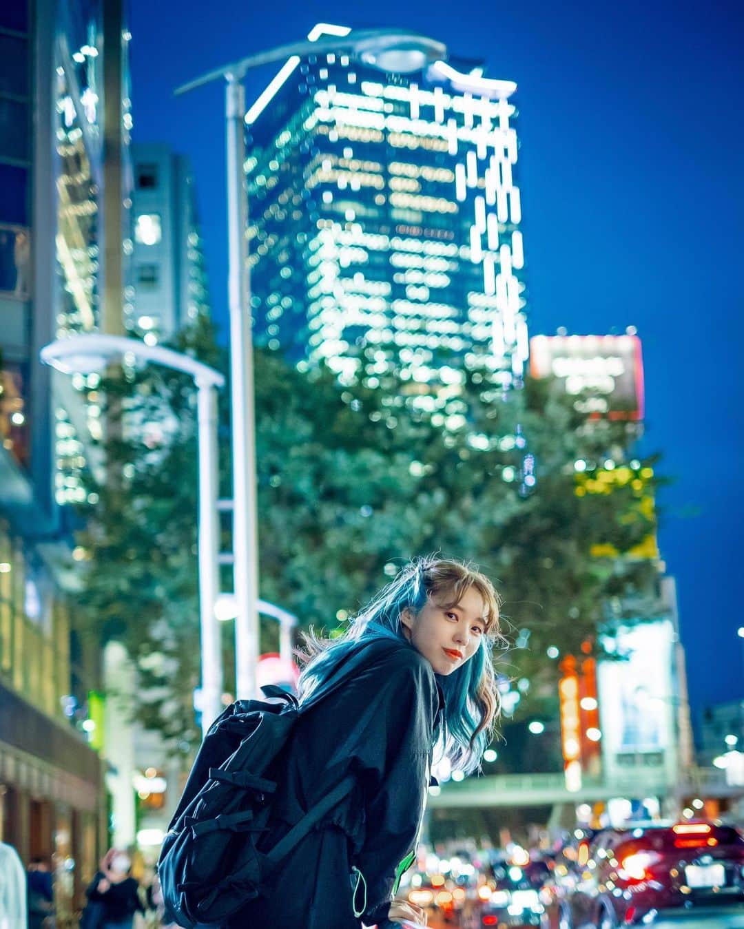 奥野香耶のインスタグラム：「💎 髪染めた次の日だったから 色すごく綺麗だったな✨ photo:高橋みのりさん (@tkhsmnr108 ) #東京 #渋谷 #ファインダー越しの私の世界#カメラ #photography #tokyo #shibuya #japanese #girl #blue #インナーブルー #夜景撮影 #夜 #ストリート系女子 #fashion #potrait #city #cityphotography」