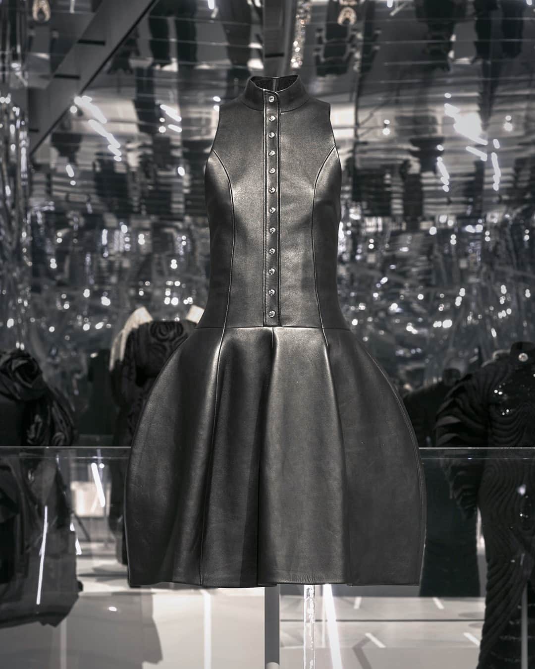 ルイ・ヴィトンさんのインスタグラム写真 - (ルイ・ヴィトンInstagram)「Temporal associations. A leather #LVSS18 dress by @NicolasGhesquiere is part of the @MetCostumeInstitute’s new “About Time” exhibition. Learn more about the show sponsored by #LouisVuitton and opening in New York on October 29th via link in bio. #MetAboutTime」10月28日 22時30分 - louisvuitton