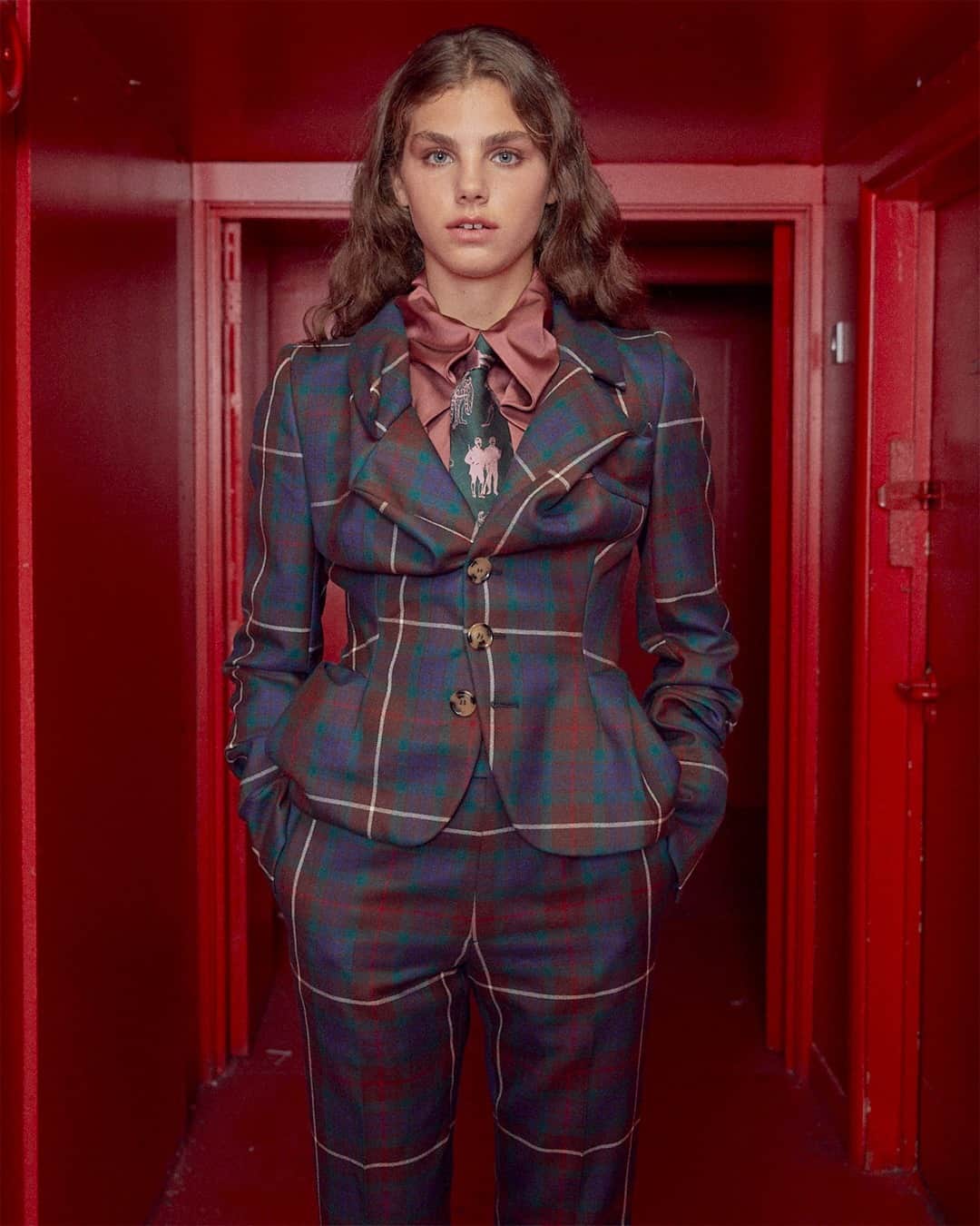 のインスタグラム：「A Westwood classic, the Drunken Jacket, makes a comeback this Autumn-Winter 2020-2021 season in a wool-crafted Brown Tartan. It is developed with Westwood’s iconic tailoring of contorted seams and voluminous elements, finished with exaggerated sleeves to form a drunken finish. #VWAW20」