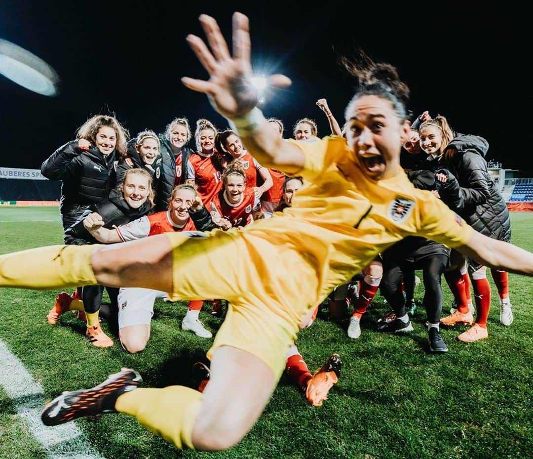 Arsenal Ladiesさんのインスタグラム写真 - (Arsenal LadiesInstagram)「Manu blocked everything last night... even the team photo!🤣 @oefb_1904 📸」10月28日 22時30分 - arsenalwfc