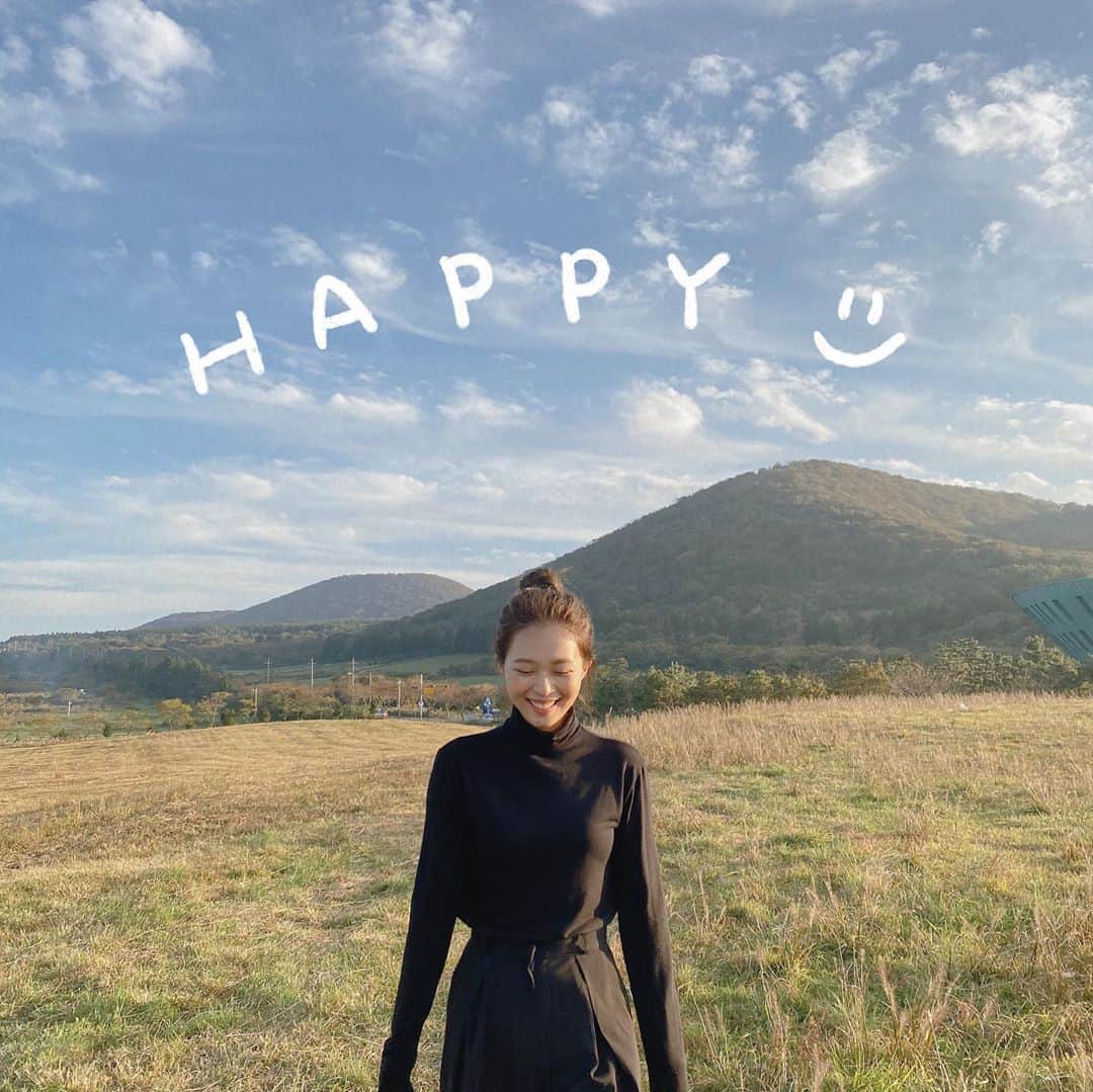 キム・ダヘのインスタグラム：「웃는 모습이 이쁘진않지만 웃는 사진이 젤 좋다 😆」