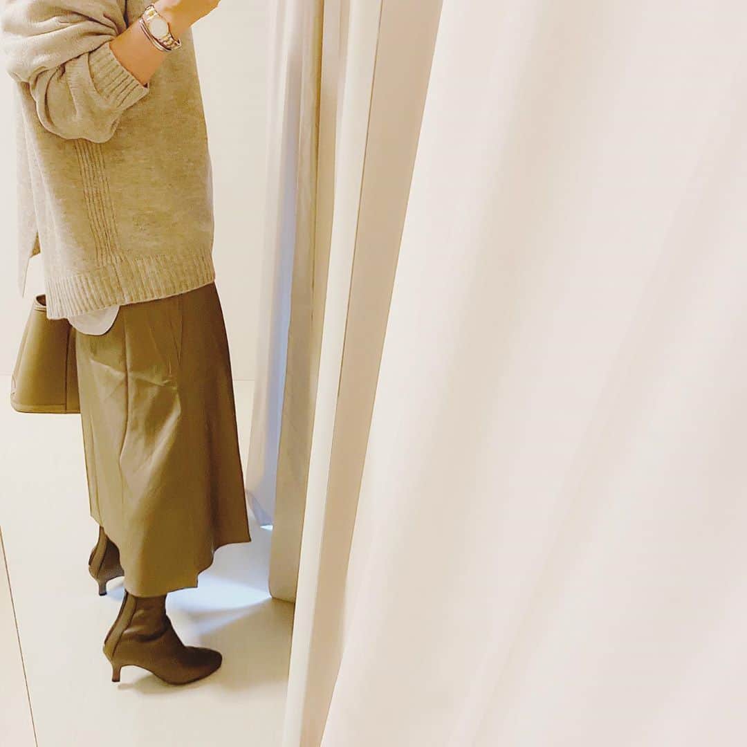 のインスタグラム：「ロングが好きだけど、ミディアム丈も 良いなと思えたmeri のサテンスカート @meri.onlinestore  @midori1207   お気に入りのハイネックニットを 合わせてベージュコーデ @jungle___jungle  コーデの詳細はブログに書いています  𖤐𖤐𖤐𖤐  #fashion#outfit#style#coordinate#instagood#ootd#pic#instapic#コーデ#コーディネート#スタイリング#プチプラコーデ#本日のコーデ#大人カジュアル#プチプラ  #カジュアル ##アラフォー #アラフォーコーデ #アラフォーファッション#秋コーデ #秋服コーデ #スカートコーデ#サテンスカート#ブーツ #ショートブーツ #ベージュコーデ」