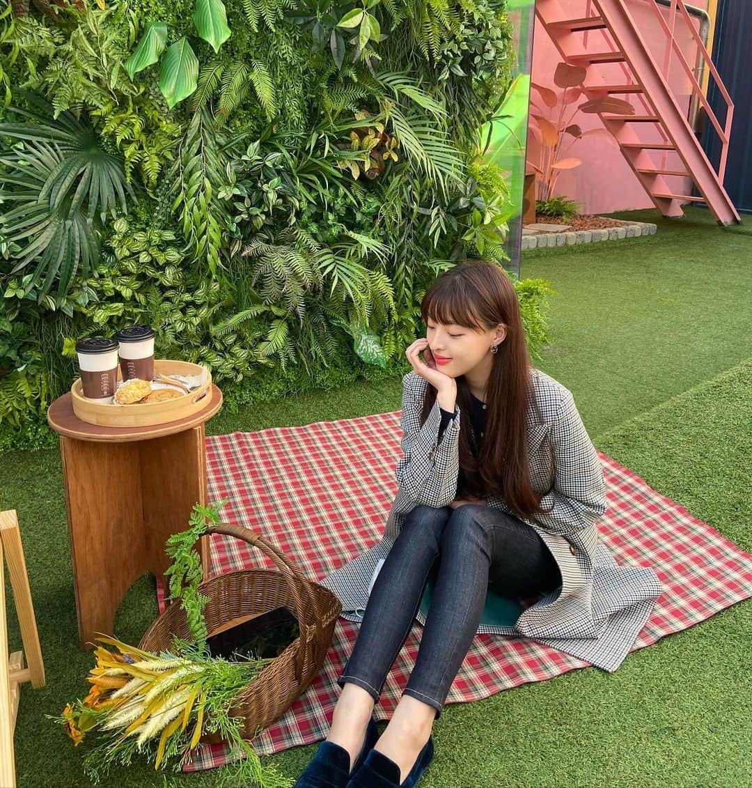 へウォン さんのインスタグラム写真 - (へウォン Instagram)「소연언니랑 소중한 시간💙 언니가 직접 디자인 한 카페!!  예쁘고 맛있다 #83페이지  @_jisoyeon」10月28日 22時45分 - minharam_