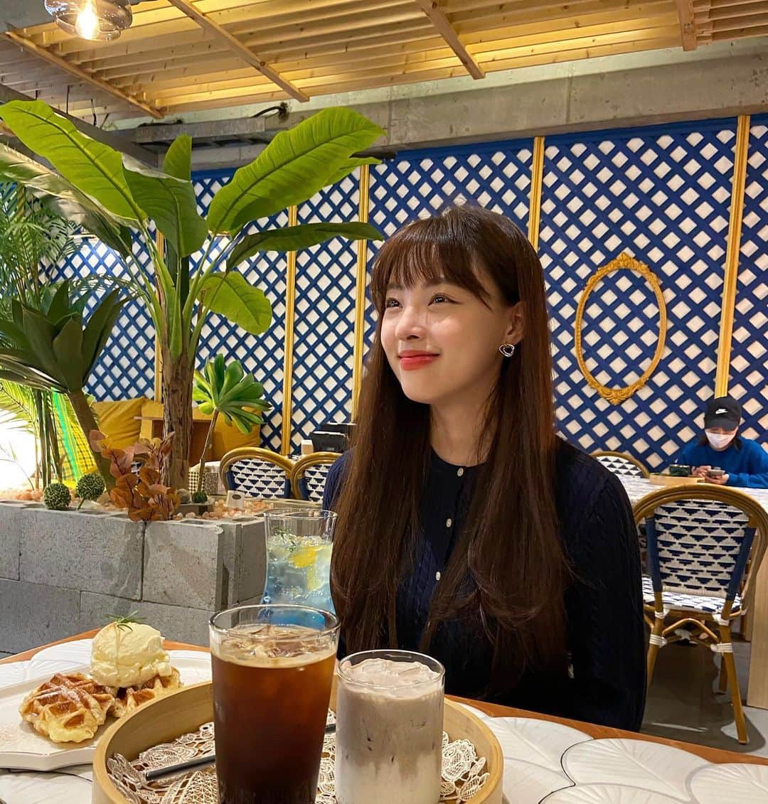 へウォン さんのインスタグラム写真 - (へウォン Instagram)「소연언니랑 소중한 시간💙 언니가 직접 디자인 한 카페!!  예쁘고 맛있다 #83페이지  @_jisoyeon」10月28日 22時45分 - minharam_