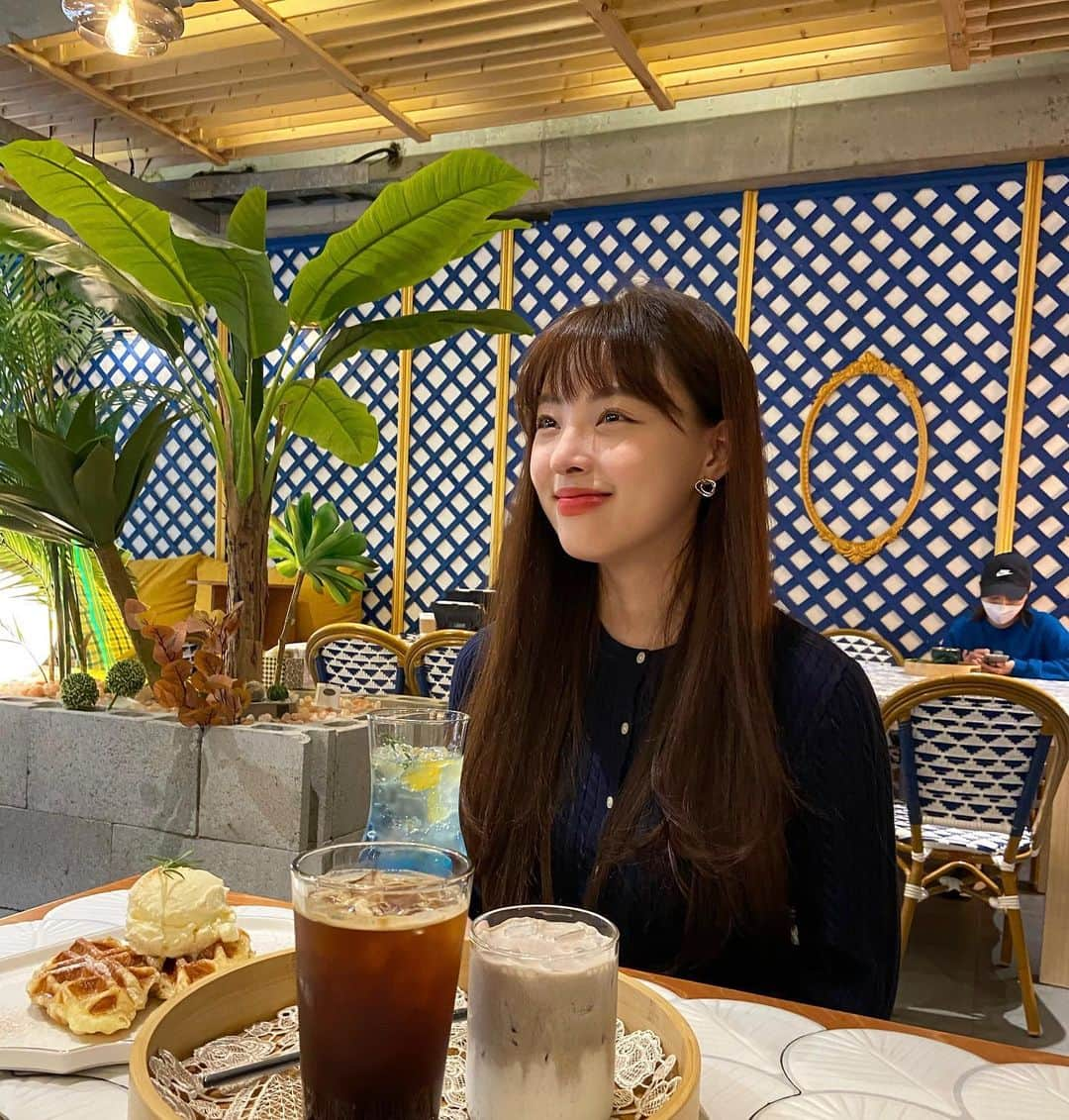 へウォン のインスタグラム：「소연언니랑 소중한 시간💙 언니가 직접 디자인 한 카페!!  예쁘고 맛있다 #83페이지  @_jisoyeon」