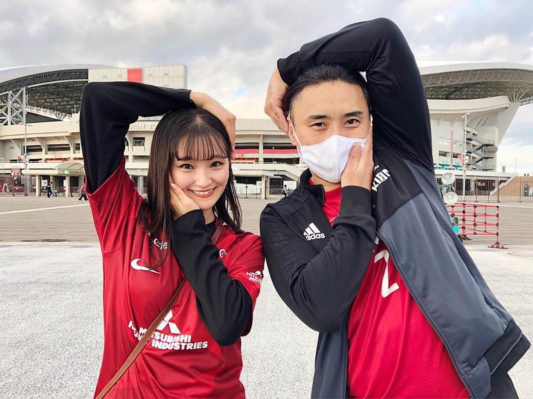 加藤早和子のインスタグラム：「❤︎ 『浦和レッズについて議論するページ』  通称 : 浦議チャンネル📺 に出させて頂きました！  写真は UGさんとの謎ポーズ(笑)  浦和レッズを好きな理由、印象に残ってる試合… など！ 今までDMなどで聞かれる事が多かった話も たくさんしてきました😎♡  楽しかったな〜〜  改めて、浦和レッズは言葉じゃ語り尽くせない程 最高なクラブだなー！と再実感😂✨(笑)  動画、たくさん観てもらえたら嬉しいです……🥺  プロフィールから観れます！！🔴⚪️⚫️  . . #浦和レッズ #浦和サポ #サッカー #浦議チャンネル #youtube #女子大生 #大学生 #青山学院大学 #urawareds #soccer #instagood」