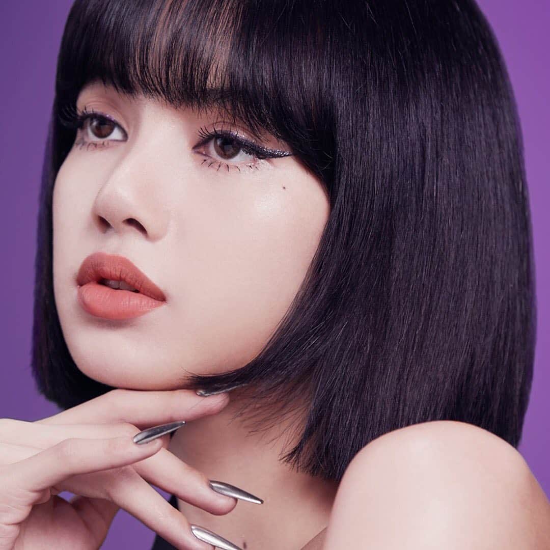 のインスタグラム：「Wink, wink – it's Lisa! Achieve @lalalalisa_m's signature sparkle in the *blink* of an eye with her most-loved products and shades. #MACLovesLisa  💜 Powder Kiss Lipstick in Mull It Over 💜 Extra Dimension Skinfinish in Show Gold 💜 Eye Shadow in Stars ‘N’ Rockets  💜 Brushstroke 24-Hour Liner in Brushblack 💜 Studio Fix Fluid SPF 15 💜 Dazzleshadow Liquid in Pantherized, Diamond Crumbles and Not Afraid To Sparkle」